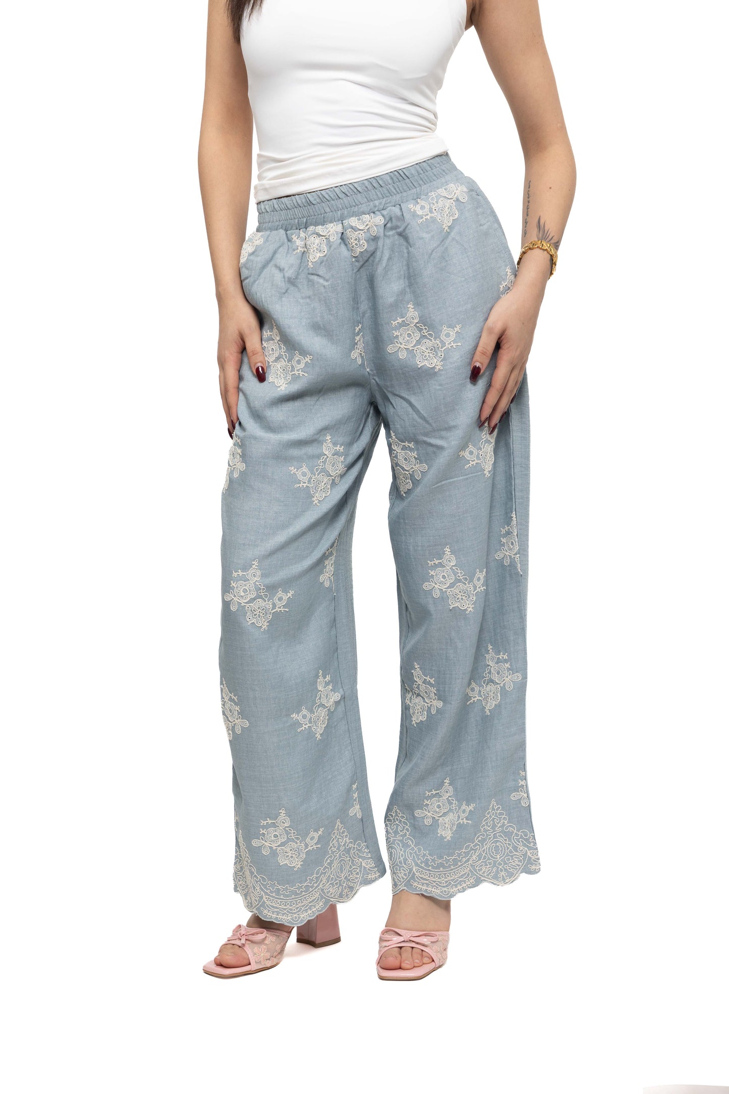Pantalon large à broderies florale