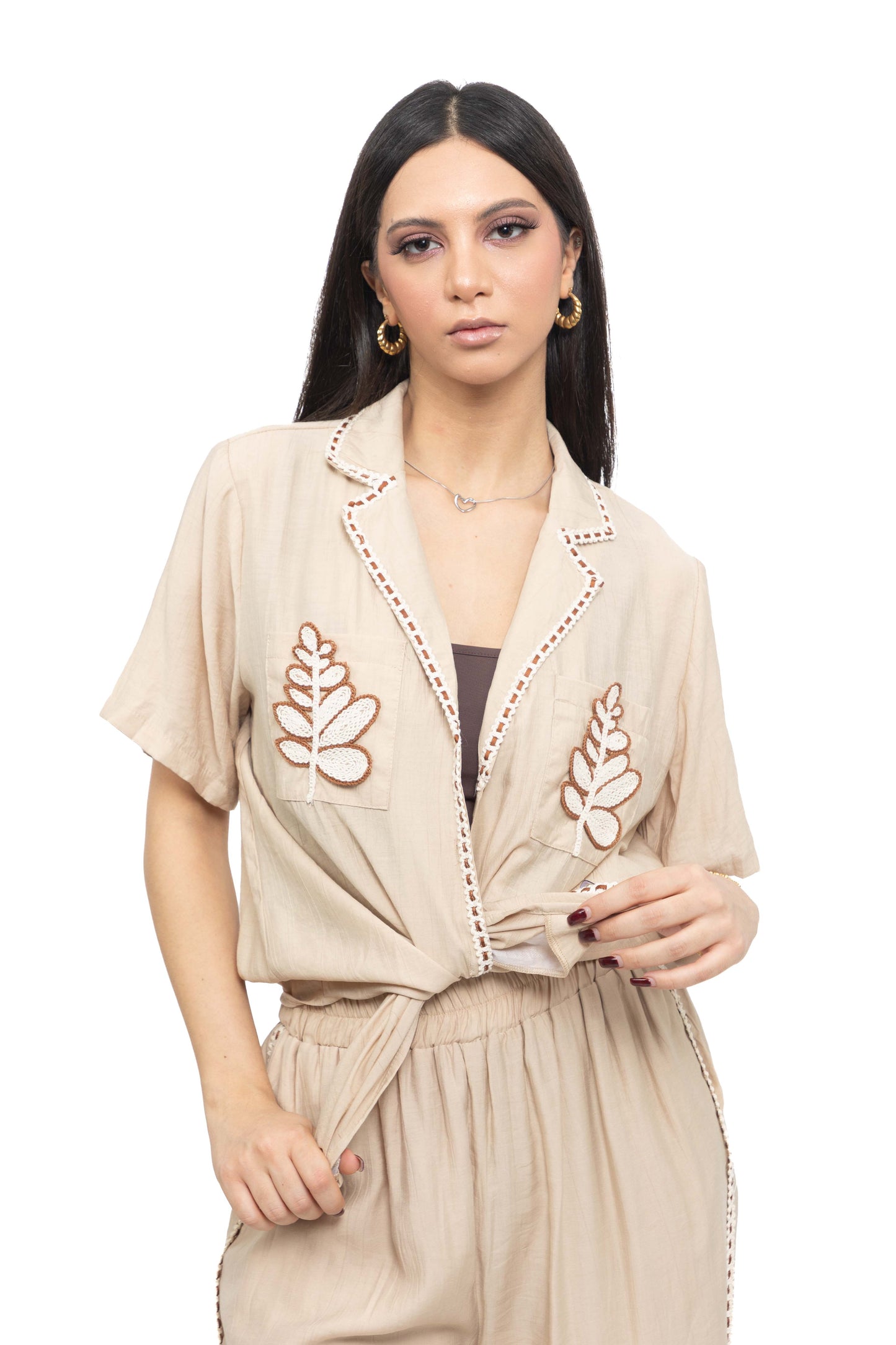Ensemble boutonné à broderies végétales