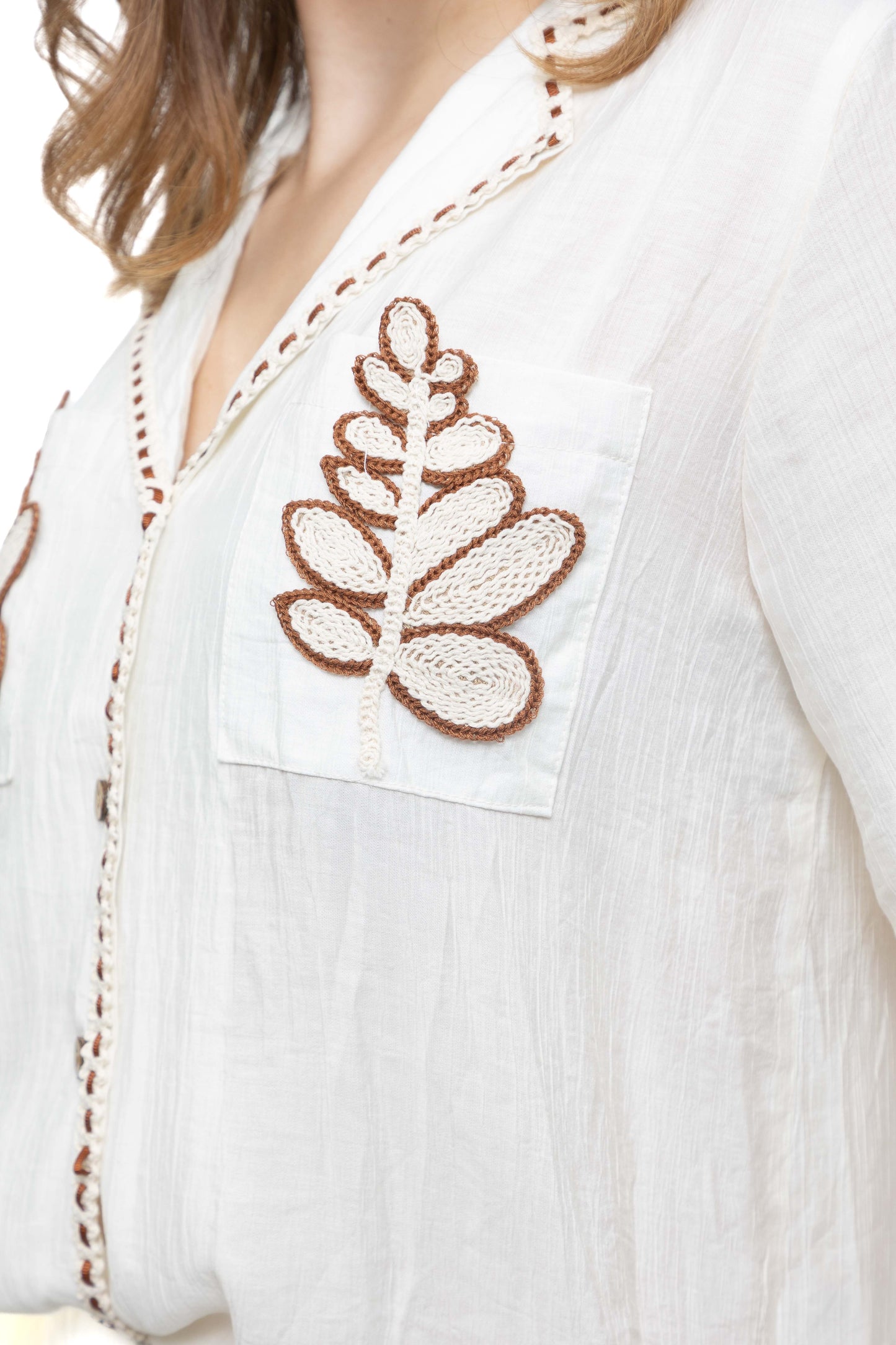 Ensemble boutonné à broderies végétales