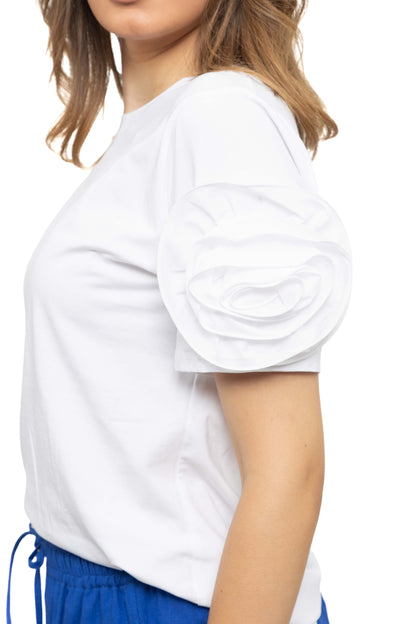 T-shirt à roses sur les manches