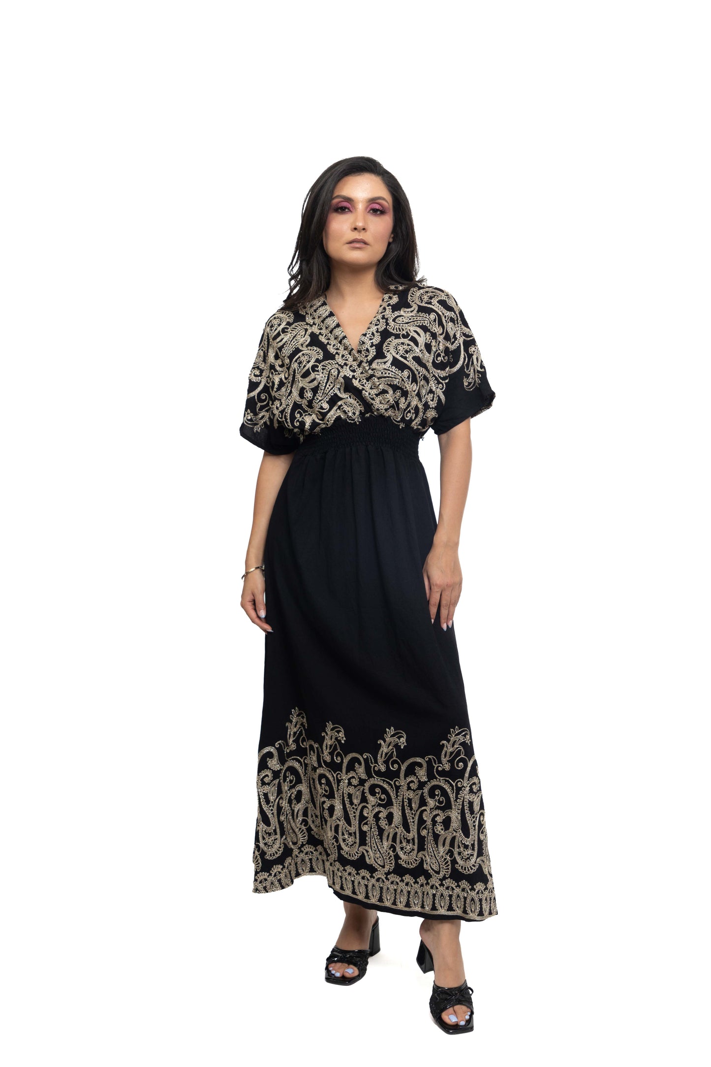 Robe longue à broderies arabesques