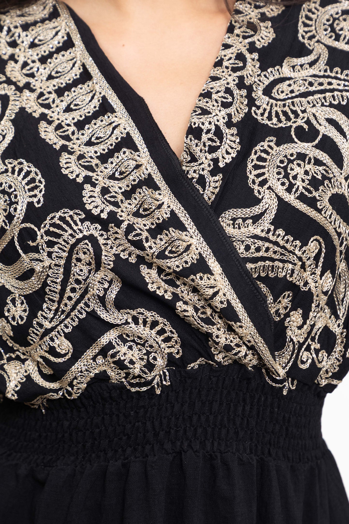 Robe longue à broderies arabesques