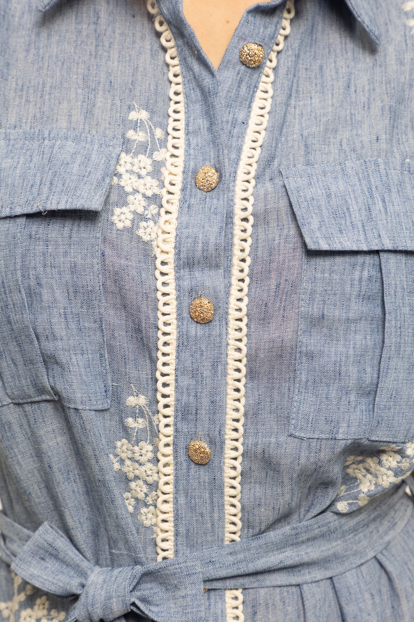 Robe sans maches à broderies fleuries