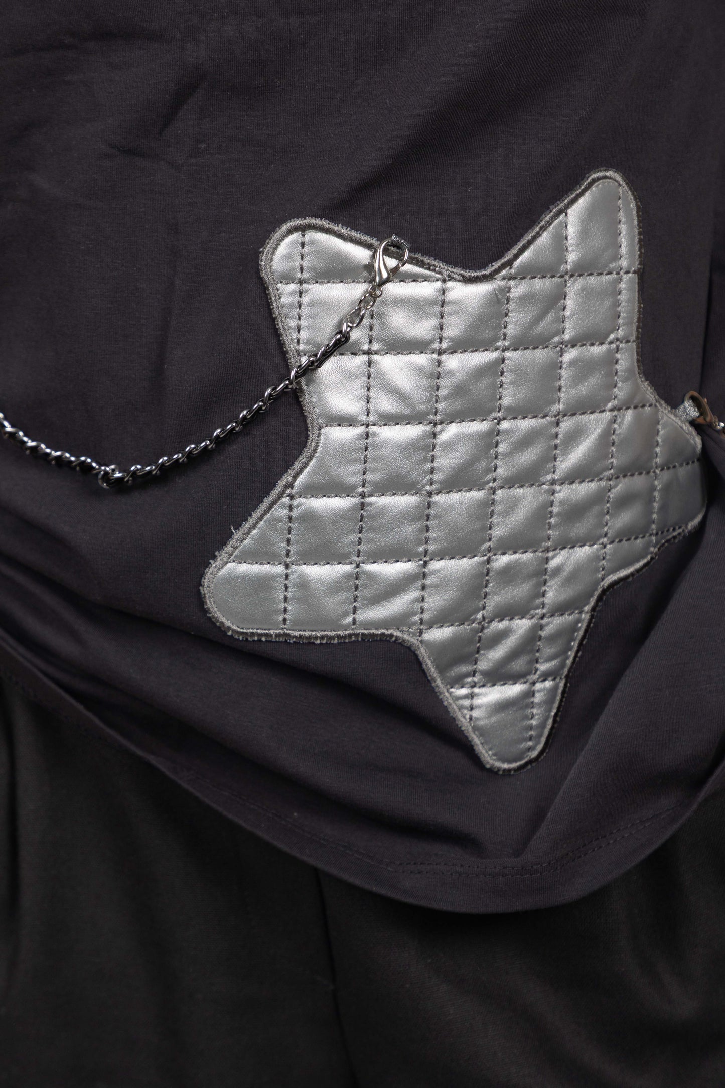 T-shirt étoile avec chaîne bandeau